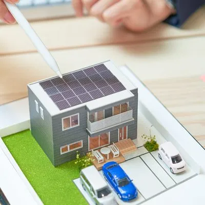 住宅模型を使って設計を検討する様子