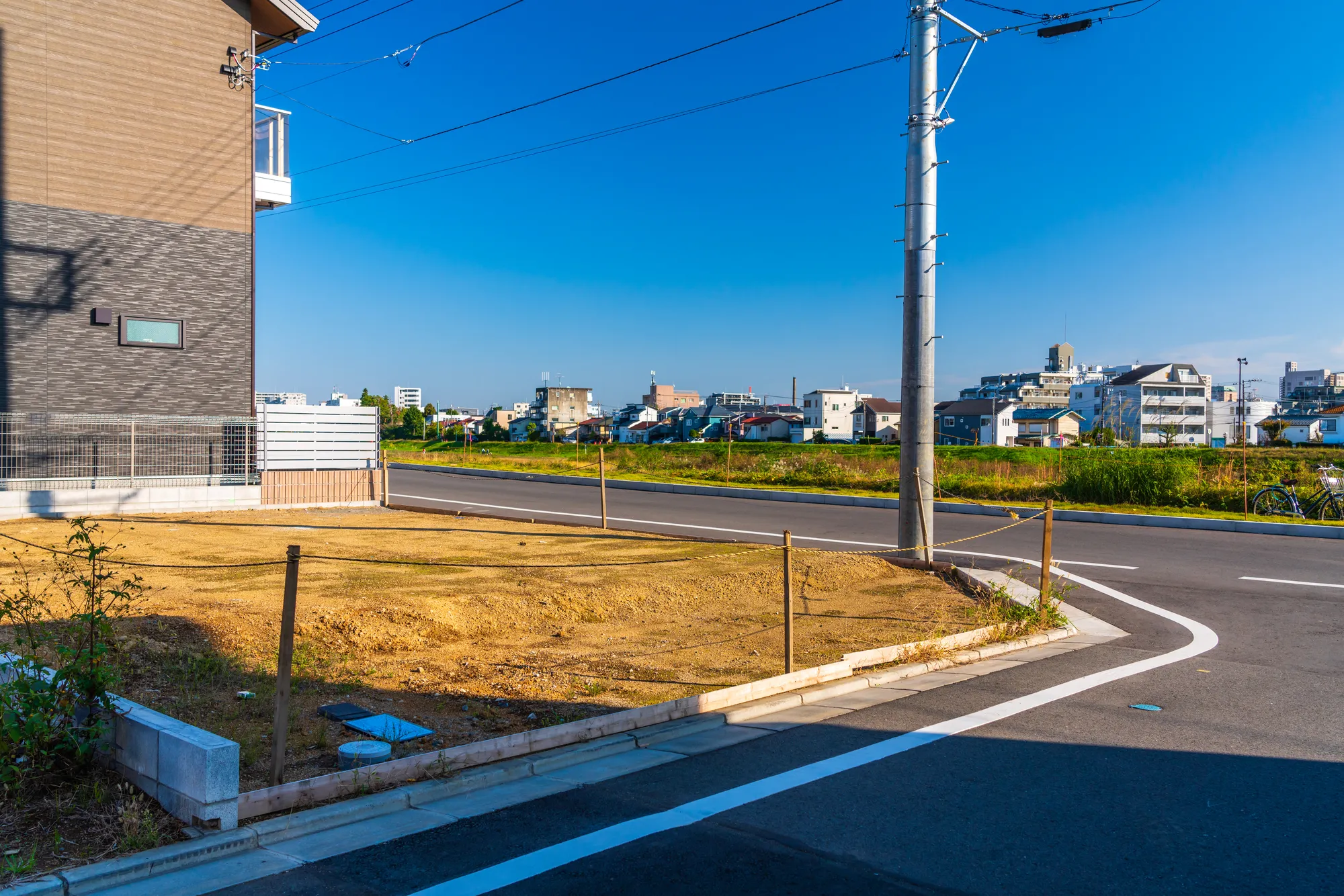 住宅街に面した造成済みの分譲地